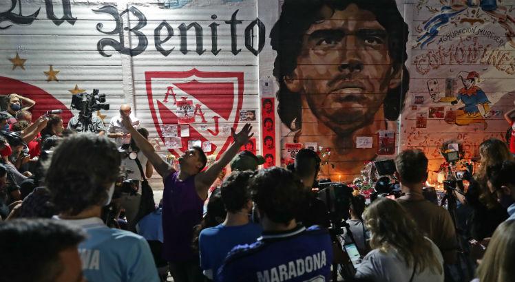 Várias homenagens foram feitas pelos fãs de Maradona na Argentina desde o anúncio da morte do craque. Foto: AFP