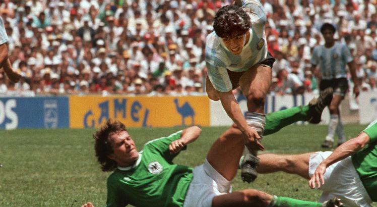Lothar Matthäus e Maradona se enfrentaram na Copa do Mundo de 1986. Foto: AFP