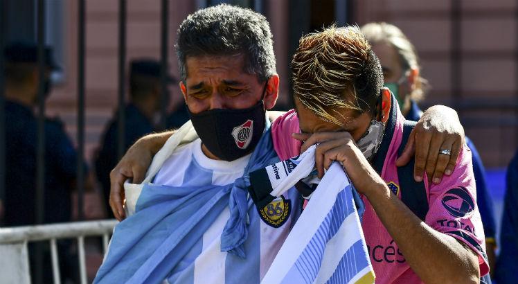Argentinos sofreram com a morte do ídolo Maradona. Foto: AFP