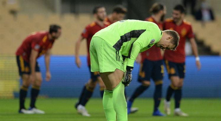 Neuer lamentou o vexame no clássico contra a Espanha. Foto: AFP