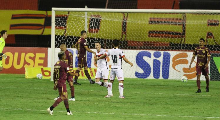 Defesa do Sport falhou no gol do Atlético-GO. Foto: Bobby Fabisak/JC Imagem