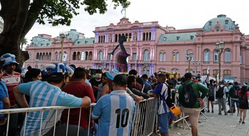 Milhares de pessoas amanheceram na Praça de Maio para se despedir de Maradona. Foto: ALEJANDRO PAGNI / AFP