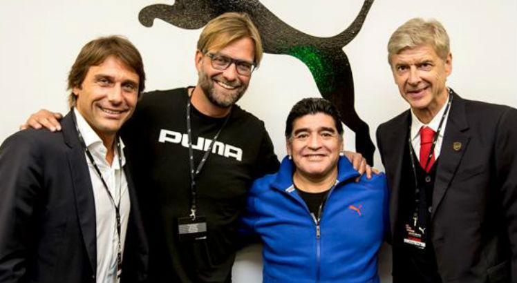 Em 2014, Klopp e Maradona (C) estiveram em um evento com Antonio Conte (E) e Arsene Wenger (D). FOTO: DIVULGAÇÃO/FEDERAÇÃO ITALIANA