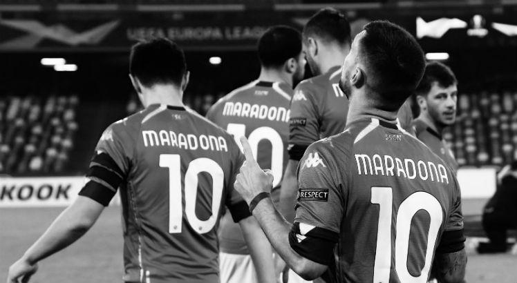 Os jogadores da Napoli entraram em campo na quarta-feira da semana passada pela Liga Europa com a camisa 10. Foto: Divulgação