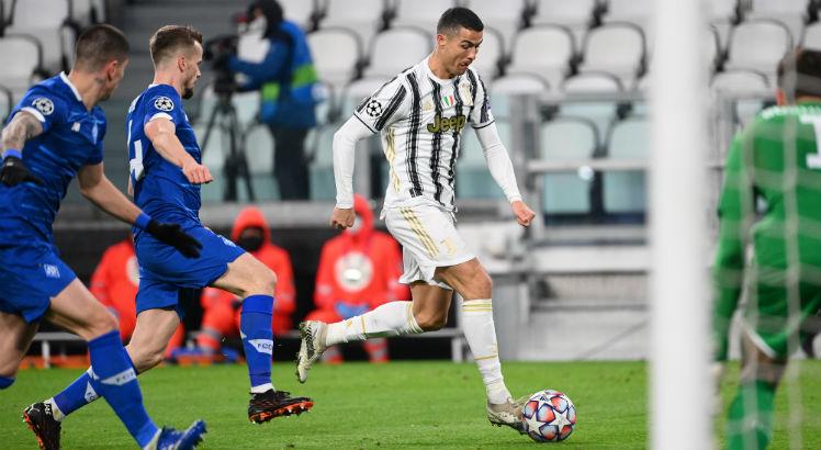 Cristiano Ronaldo não teve trabalho para marcar o gol dele na partida. Foto: AFP