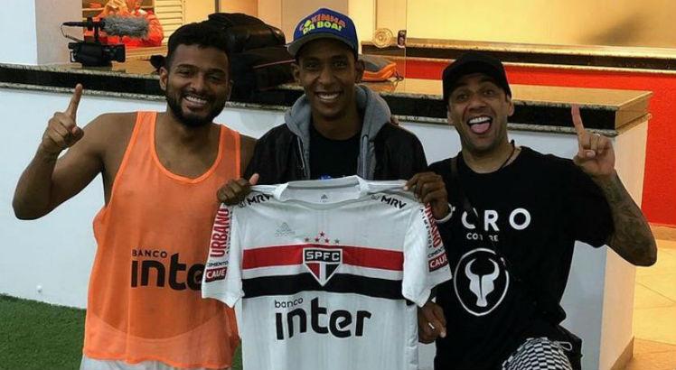 Ney Silva ao lado do lateral-esquerdo Reinaldo (E) e meia Daniel Alves (D) no vestiário do São Paulo. Foto: Reprodução/Instagram