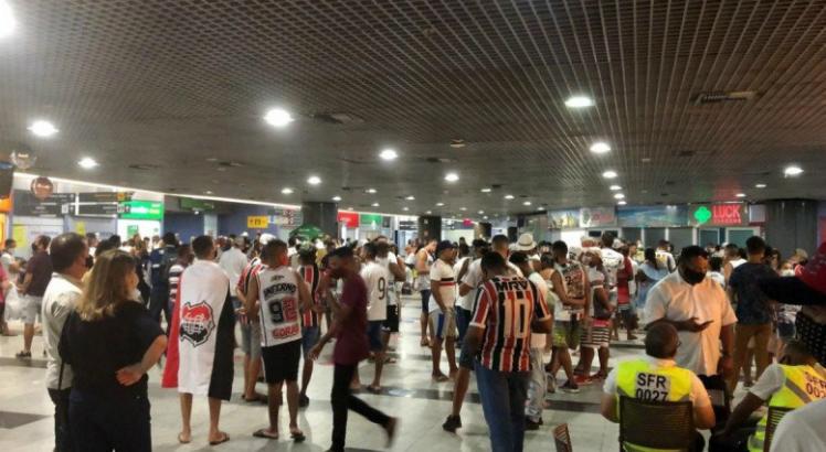 Torcida do Santa Cruz recepciona o time no Aeroporto do Recife e se aglomera REPRODUÇÃO/REDES SOCIAIS