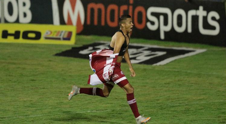 Erick marcou um dos cinco gols do Náutico na vitória sobre o Central na estreia do Pernambucano.  Foto: Alexandre Gondim/JC Imagem