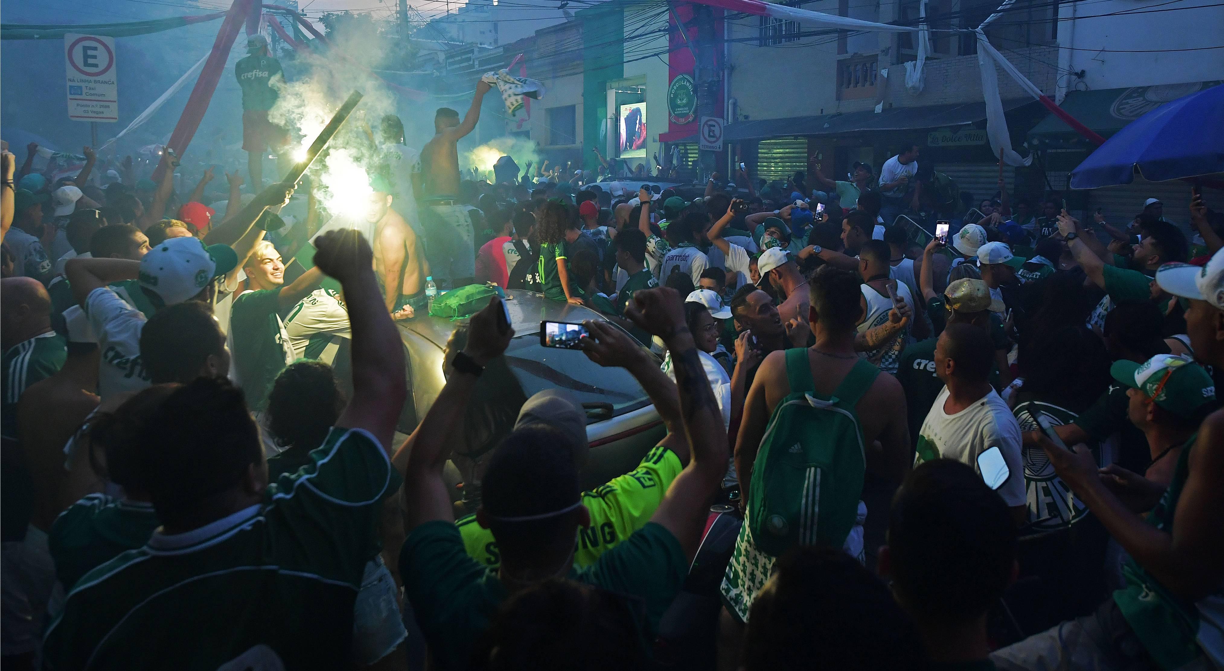 A festa da torcida do Verdão gerou aglomerações e muitas pessoas não usavam máscara. Foto: Nelson Almeida/AFP
