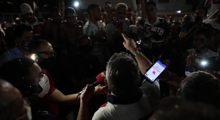 O presidente eleito Joaquim Bezerra falando com os torcedores do Santa Cruz. Foto: Felipe RIbeiro/JC Imagem