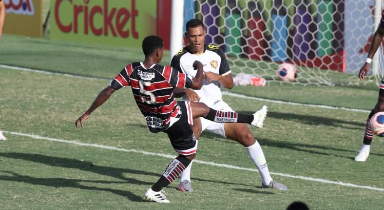 No Campeonato Pernambucano, Santa Cruz e Sport empataram por 1x1. Foto: Bobby Fabisak/JC Imagem