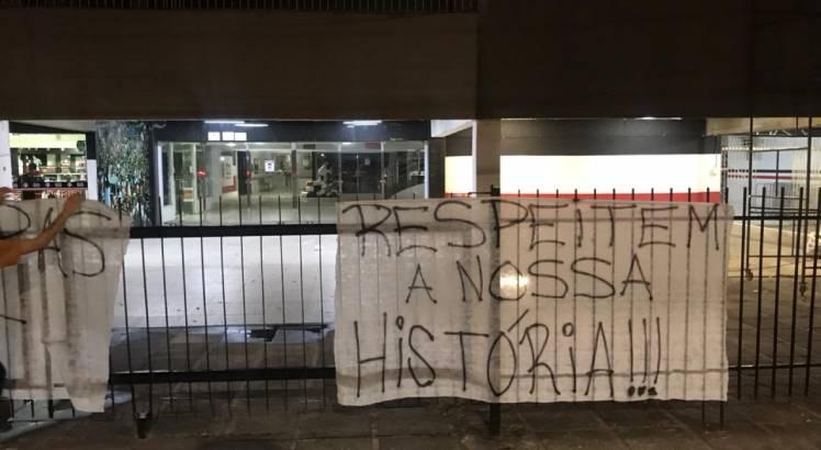Faixas de protesto foram penduradas nos portões da sede do Santa Cruz. 
Foto: Reprodução/WhatsApp
