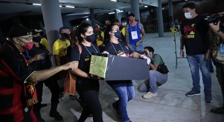 As urnas foram levadas para o salão social da sede, onde acontece a contagem dos votos. 
Foto: Felipe Ribeiro/JC Imagem