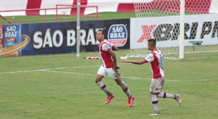 Vinícius marcou o segundo gol do Náutico cima do Santa Cruz. Foto: Alexandre Gondim/JC Imagem