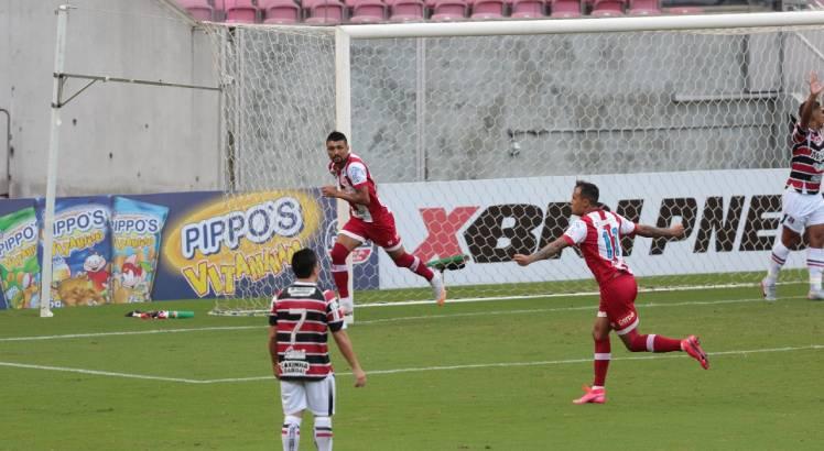 Kieza marcou os dois gols do Náutico em cima do Santa Cruz. Foto: Alexandre Gondim/JC Imagem