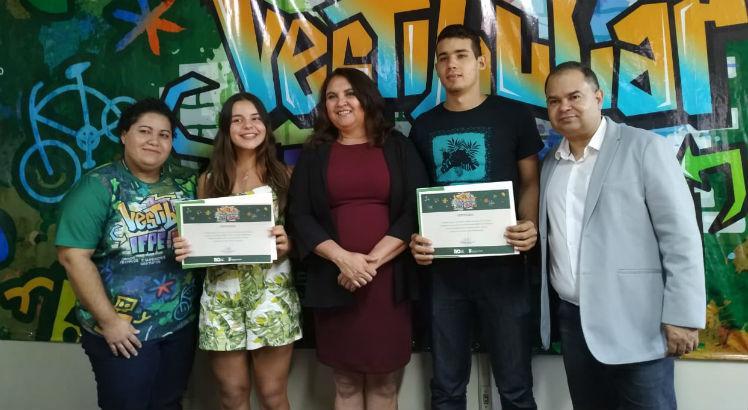 Rebeca e Lucas, com seus certificados, foram os primeiros colocados no Vestibular 2020.1 do IFPE | Foto: Gil Aciolly/ Divulgação IFPE