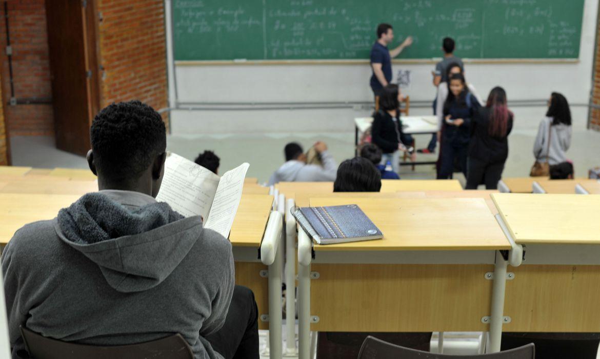 Entrevista: negros têm mais dificuldade de permanecer na universidade