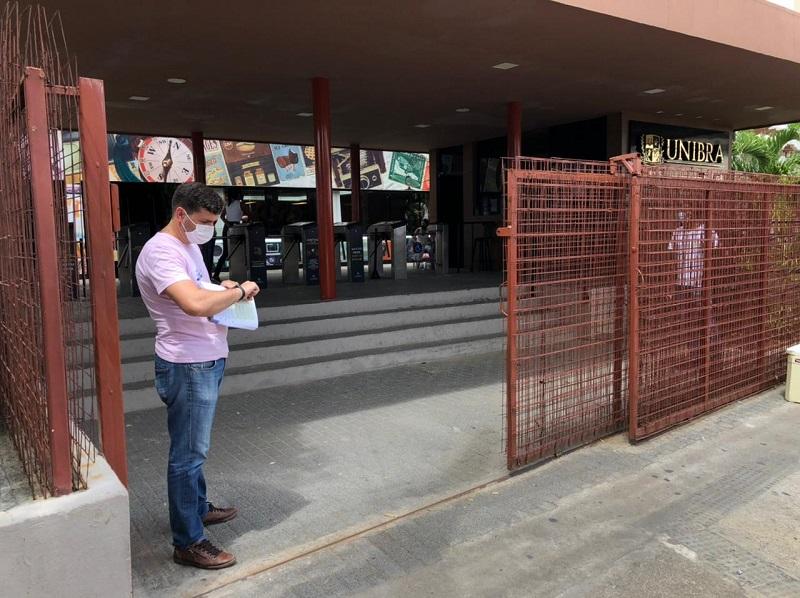 Portões fecharam sem candidatos atrasados em frente à Unibra, no Recife, no segundo domingo do Enem Digital | Foto: Mariane Nascimento/JC360