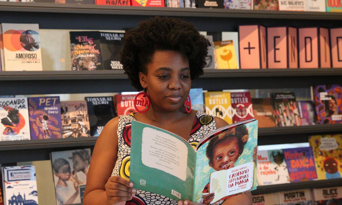 São Paulo - A pesquisadora Luciana Bento fala sobre a diversidade de livros infantis com protagonistas negros e escritos por autores não brancos no mercado editorial brasileiro, na livraria Mega Fauna.