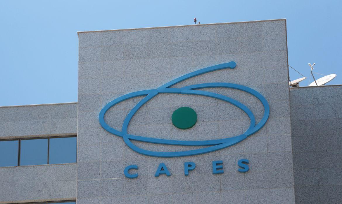 Governo promete orçamento 17% maior para o Capes em 2022