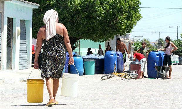 O hábito de guardar baldes de água é muito comum em áreas carentes / Foto: Alexandre Gondim/JC Imagem