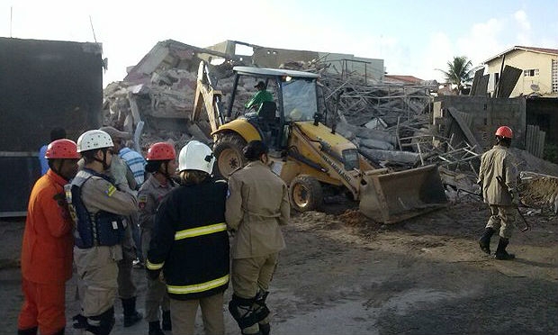 Há a possibilidade de haver quatro pessoas presas nos escombros / Foto: reprodução TV Sergipe