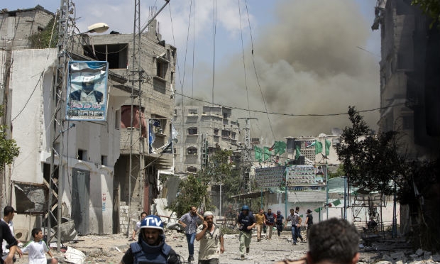 Bairro durante ataque israelense nesta manhã / Foto: AFP