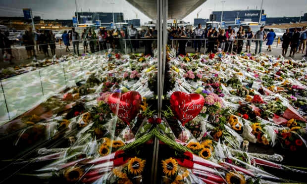 Familiares colocaram flores no aeroporto Schiphol, na Holanda, onde chegaria o voo MH17 da Malaysia Airlines, que caiu na Ucrânia após supostamente atingido por um míssil / Foto: AFP