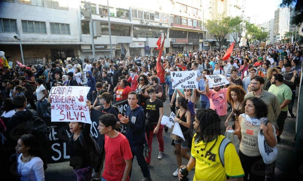 Manifestantes protestam no Rio de Janeiro contra os gastos da Copa do Mundo / Foto: Agência Brasil