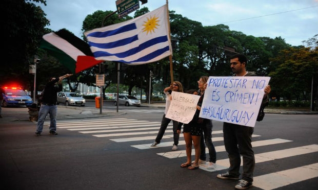 Pessoas em frente a embaixada do Uruguai nessa segunda-feira, pediam asilo político a ativistas presos no Rio / Foto: Tomaz Silva
