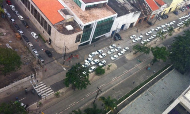 Taxistas seguem em direção à PCR, no Bairro do Recife / Foto: Divulgação