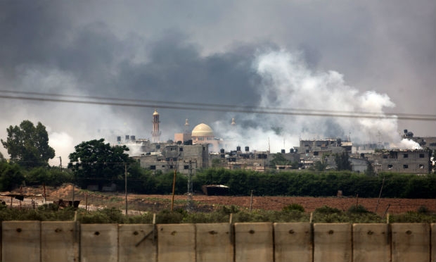 Foto tirada nesta terça, na fronteira de Gaza israelense,  mostra fumaça no enclave palestino bombardeios por parte do exército israelense / Foto: Menahem Kahana / AFP