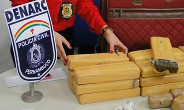 Dupla foi encontrada com 33 gramas de cocaína e cerca de 21,4 quilos de maconha / Foto: Polícia Civil/Divulgação