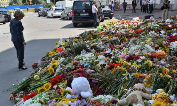 Pessoas deixam flores em frente à embaixada da Holanda em memória das vítimas / Foto: