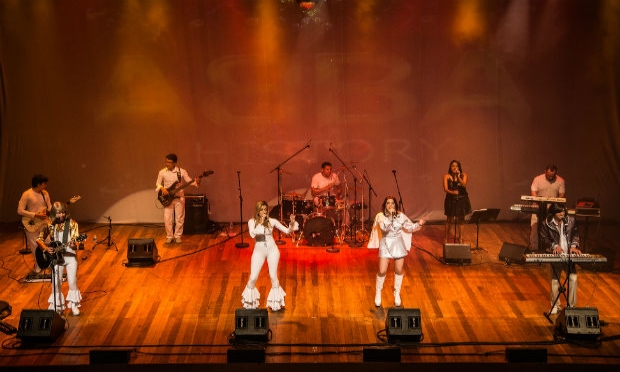 Grupo existe há cerca de dois anos e traz no repertório os grandes sucessos da banda Abba / Foto: Divulgação