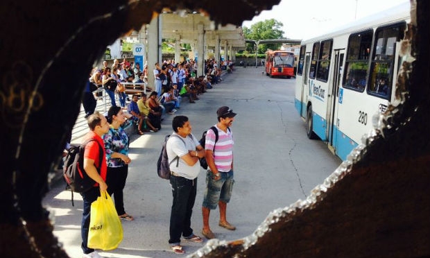 Ônibus foram depredados nos terminais integrados / Foto: Diego Nigro/JC Imagem