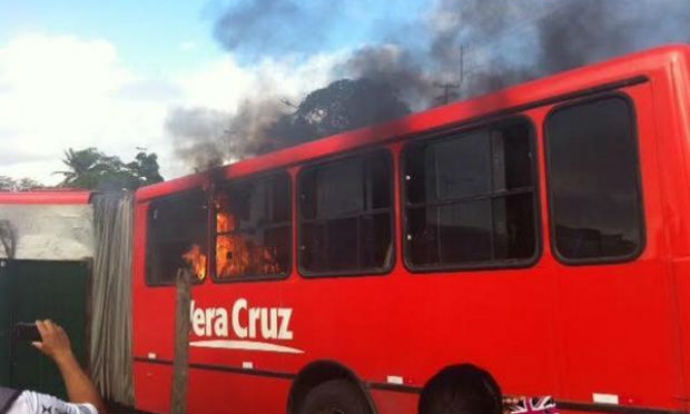 Protesto tem ônibus incendiado / Foto: @PilatosP / Twitter