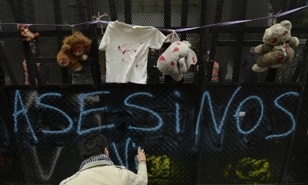 Pessoas do mundo inteiro se solidarizaram com a situação de Gaza. Na foto, argentino denuncia violência contra as crianças / Foto: AFP