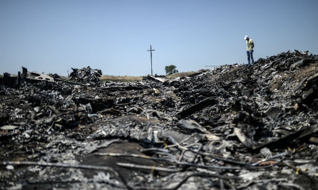 Dez dias após a queda do Boeing 777 da Malaysia Airlines que cobria a rota Amsterdã-Kuala Lumpur com 298 pessoas a bordo, ainda existem restos de corpos e do avião espalhados pela zona / Foto: AFP