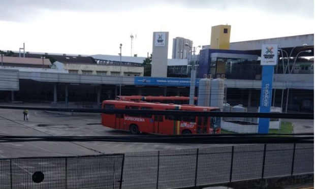 A quantidade de ônibus nos terminais integrados é menor do que o habitual em horários de pico. / Foto: @B__Mota / Twitter