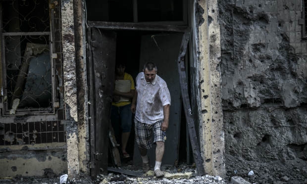 Governo ucraniano afirmou que proibiu o uso de artilharia em áreas com alta densidade populacional e, por sua vez, acusa dos separatistas de atacar civis, numa tentativa de desacreditar o Exército / Foto: AFP