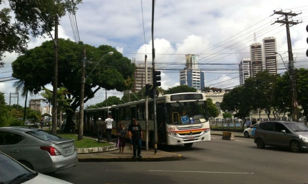 Fila de ônibus parados nas imediações da Praça do Derby / Foto: Angélica Souza / JC Trânsito