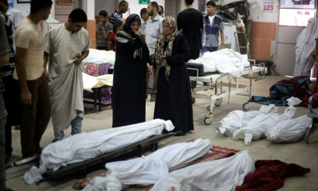 Parentes reconhecem corpos em hospital de Gaza / Foto: Bilal Telawi/ AFP