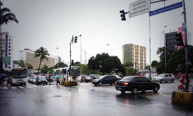 Poucos ônibus circulavam na Av. Agamenon Magalhães, uma das principais vias da Região Metropolitana do Recife  / Foto: @andre01santos / Twitter