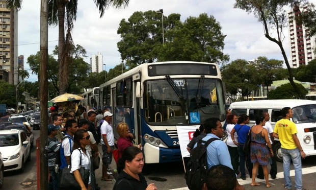 Na Av. Agamenon Magalhães, ônibus parados e passageiros na rua.  / Foto: Angélica Souza / JC Trânsito