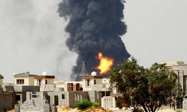 Autoridades líbias não descartam que o incêndio, se não for combatido a tempo, possa desencadear uma catástrofe se as instalações petrolíferas e gasíferas explodirem / Foto: AFP