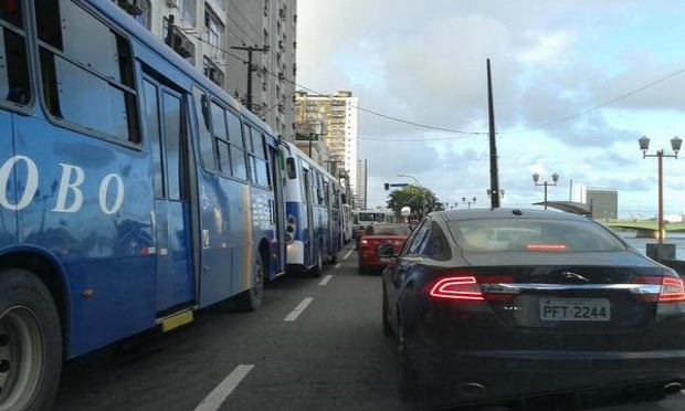 Passeata causou congestionamento na Rua da Aurora / Foto: @HerrivanBr / Twitter