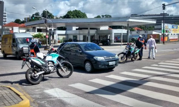 Um dos pontos de bloqueio é na Avenida Conde da Boa Vista com a Rua Dom Bosco / Foto: @emidia / Twitter