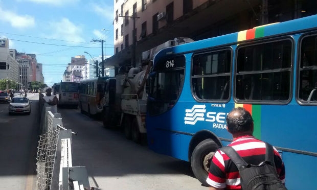 Ônibus estão parando na Avenida Conde da Boa Vista / Foto: Lorena Barros / JC Trânsito