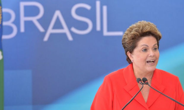 Dilma disse que investirá na continuidade da valorização do salário mínimo. Foto foi tirada mais cedo, quando a presidente sancionou lei sobre convênios com ONGs / Foto: Wilson Dias/Agência Brasil